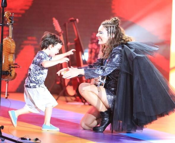 Gözyaşlarını tutamadı Nil Karaibrahimgil'in sahneye çıkan oğlu herkesi şaşırttı - Resim: 2