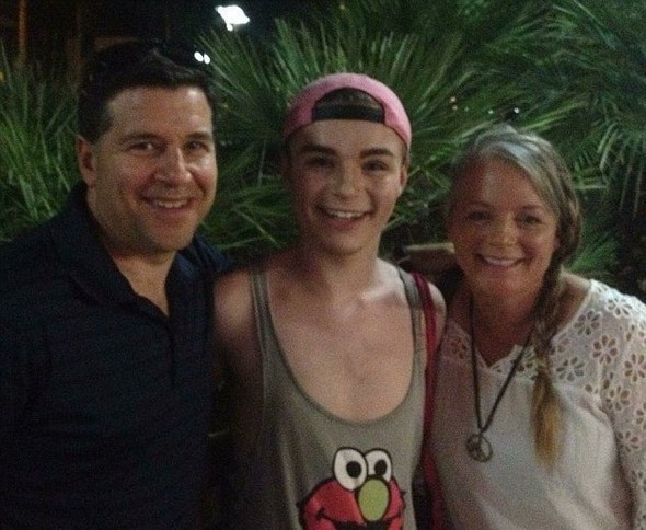 Erkekler de makyaj yapsın diyen oğluna destek verdi - Resim: 4