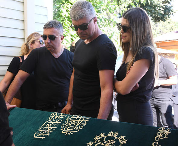 Özcan Deniz'i yalnız bırakmadı! Cenazede dikkat çeken isim - Resim: 2