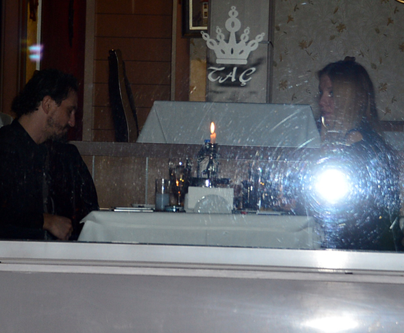 Tuncay Şanlı, sarışın spikerle yakalandı! Flaşlar patlayınca panikledi - Resim: 4