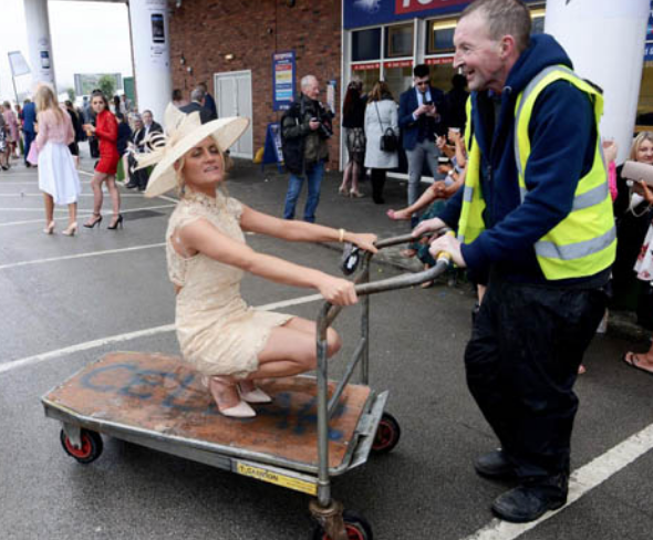 Eğlencenin dozu kaçtı fena dağıttılar! İşte skandal kareler - Resim: 3