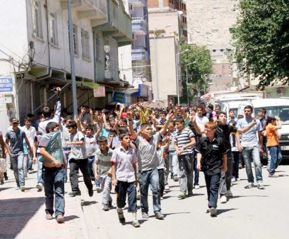 PKK'lının cenazesinde gergin anlar - Resim: 1