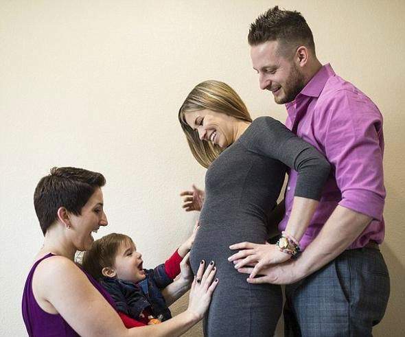 İki sevgilisi var ikisi de hamile ve çok mutlular! Bir garip olay - Resim: 4