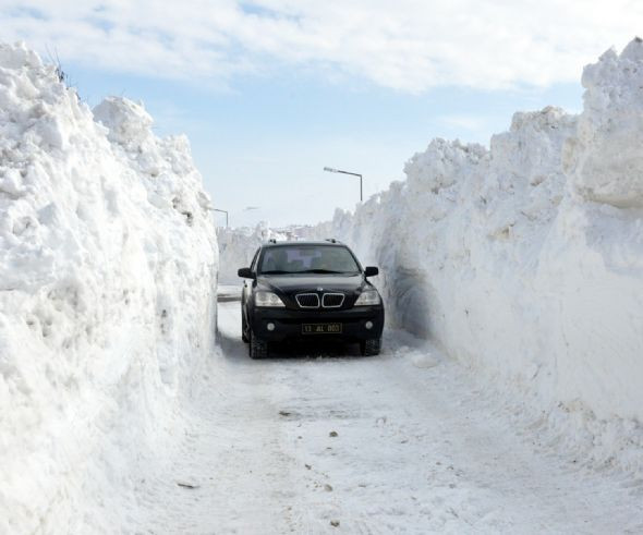 Elektrik direği üzerinde ayakkabılarını bağladı  - Resim: 4