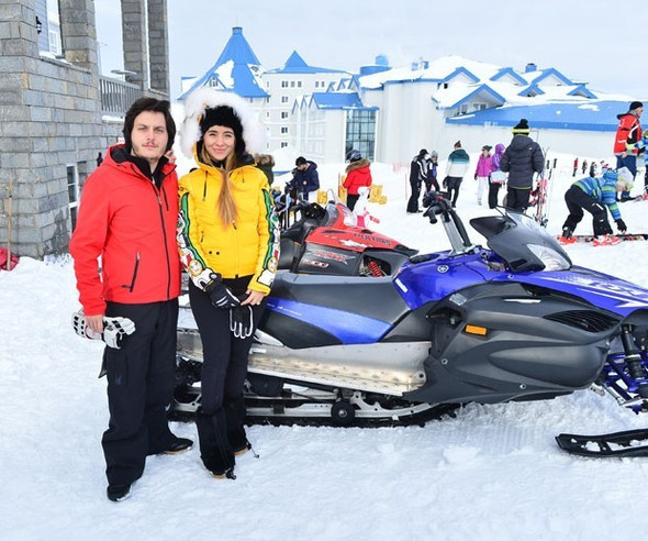 Ali Ağaoğlu ev sahibi oldu genç çiftin kar keyfi - Resim: 3