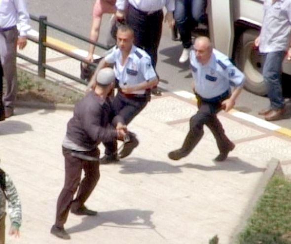 Polise kılıçla saldırdı - Resim: 1