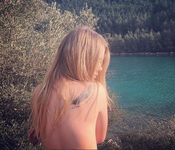 Serel Yereli kimdir soyundu uzandı bir de fotoğraf attı ortalık karıştı!  - Resim: 1