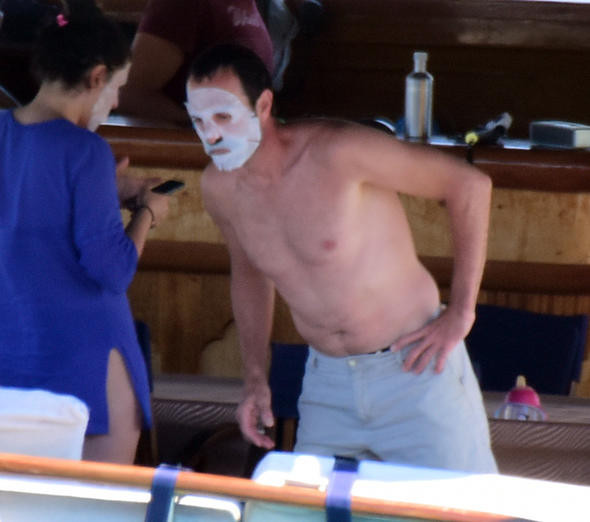 Tekne misafirleri! Ünlü oyuncu üstsüz güneşlendi - Resim: 4