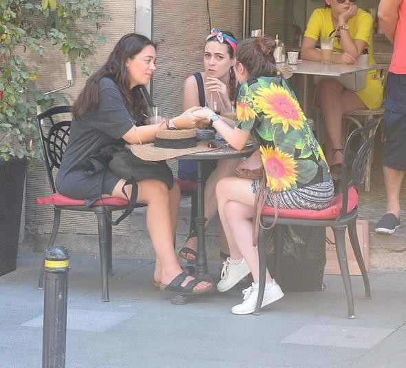 Demet Evgar bir kadınla yakalandı elini asla bırakmadı - Resim: 3