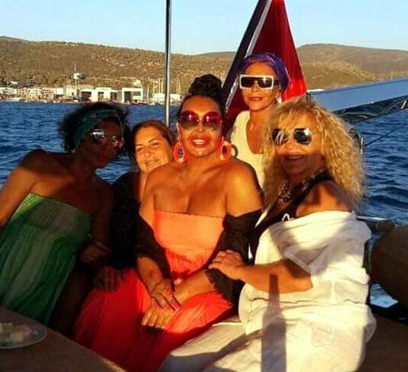 Bülent Ersoy'u müstakbel kayınvalidesi elleriyle besledi - Resim: 3