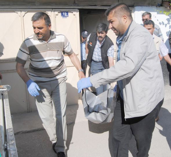 Uyuyan kardeşini öldürdü - Resim: 2