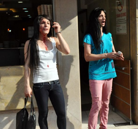 Travestilere linç girişimi - Resim: 3