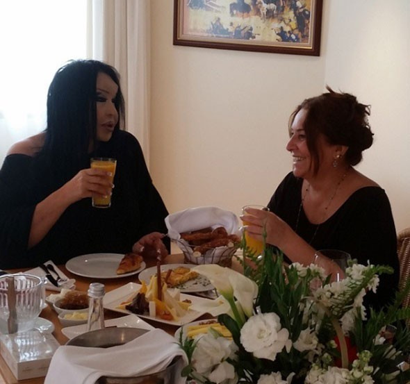 Bülent Ersoy'u müstakbel kayınvalidesi elleriyle besledi - Resim: 4