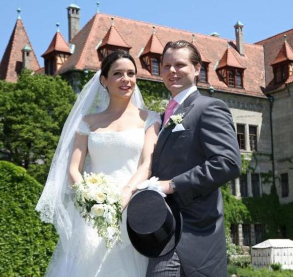 Sosyetik güzel işe girdi! Maaşı tam 830 bin lira... - Resim: 2