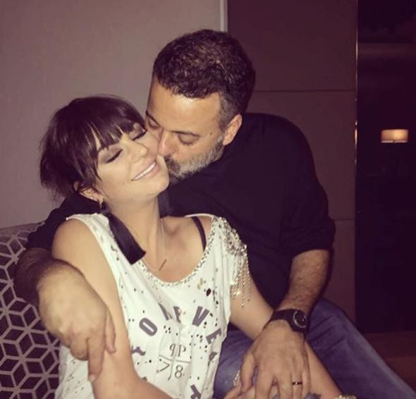 Sosyetik güzel pastasını kılıçla kesti - Resim: 4