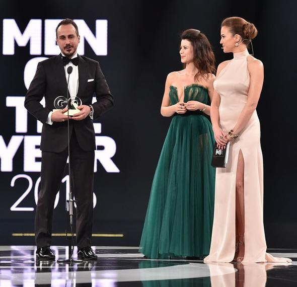 Beren Saat’in dekoltesine bakın geceye damga vurdu - Resim: 4