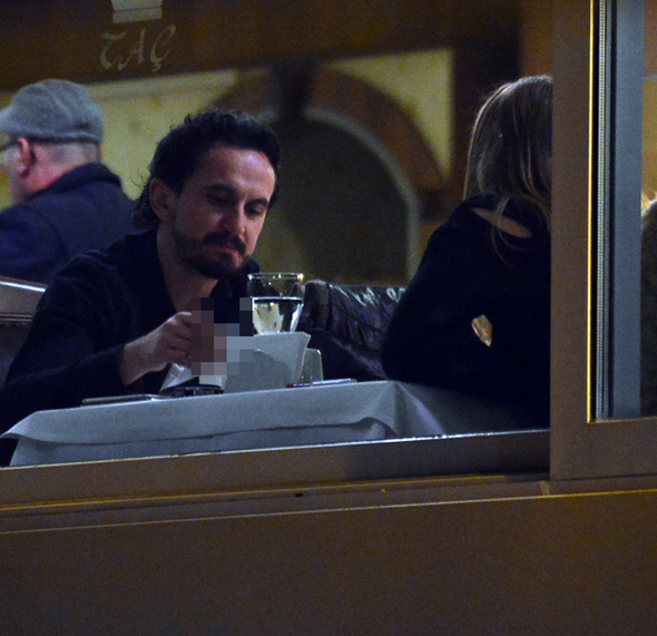 Tuncay Şanlı, sarışın spikerle yakalandı! Flaşlar patlayınca panikledi - Resim: 2