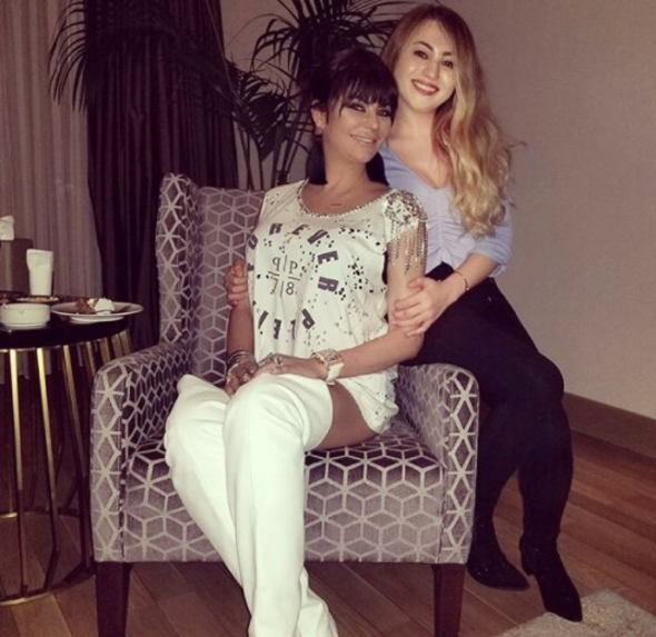 Sosyetik güzel pastasını kılıçla kesti - Resim: 2