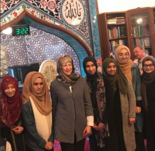 İngiltere Başbakanı May başını örttü bakın neden? - Resim: 3