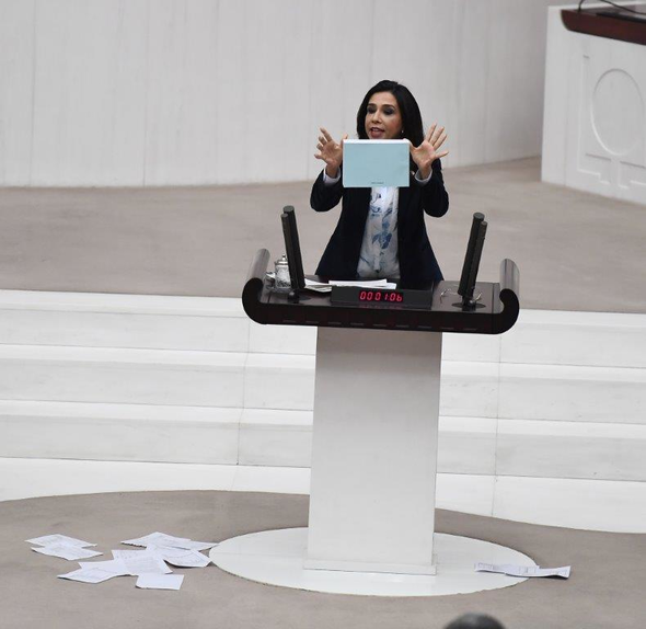 Meclis'te tansiyon yükseldi! CHP'li vekil dağıttı, CHP'li vekiller topladı! - Resim: 3