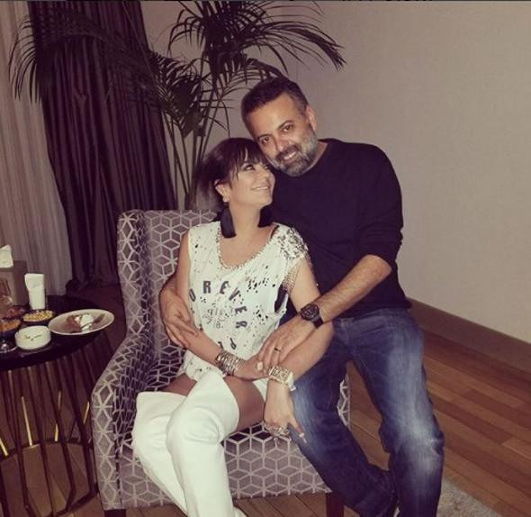 Sosyetik güzel pastasını kılıçla kesti - Resim: 1