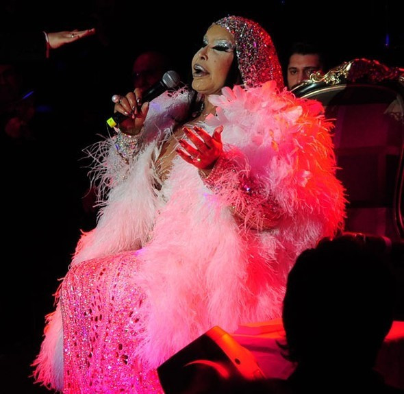 40 kiloluk kıyafetle sahneye çıktı - Resim: 3