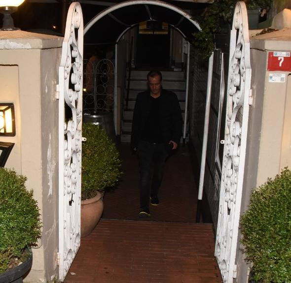 Şalıyla yüzünü gizledi: Annem görürse beni keser - Resim: 1