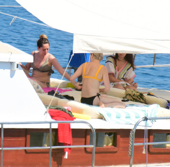 Tekne misafirleri! Ünlü oyuncu üstsüz güneşlendi - Resim: 1