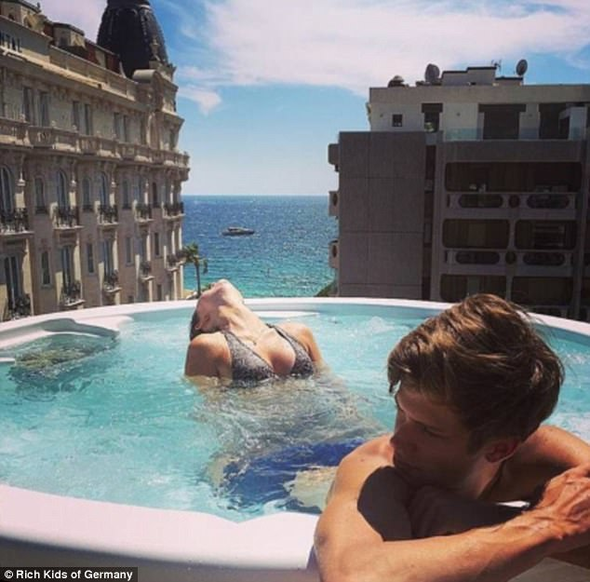 Düpedüz görgüsüzlük paralarını harcayacak yerleri bulamadılar - Resim: 1