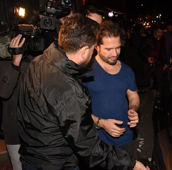 Hem evli hem çapkın! Flaşlar patlayınca kadınlar kaçtı - Resim: 2