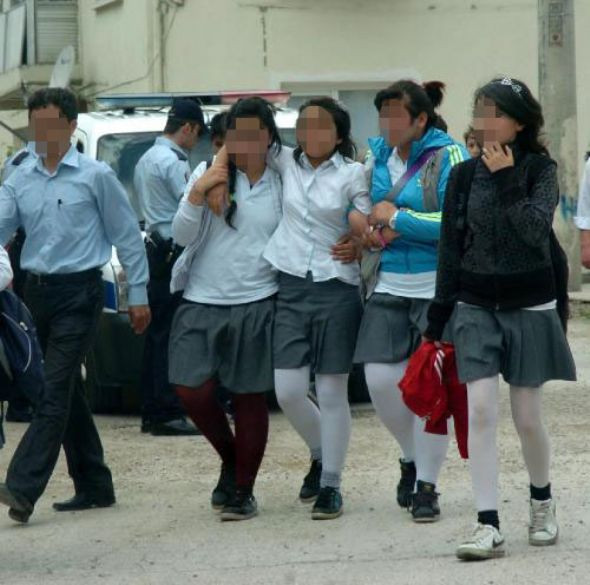 Liseli kızlar tekme tokat birbirine girdi - Resim: 3