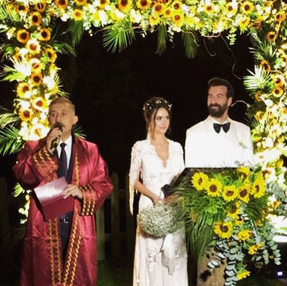 Hande Soral evlendi gelinliği ise ortalığı yıktı geçti - Resim: 3