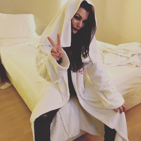 Ünlü popçuya sapık şoku! Dudaklarını yalamaya başlayınca... - Resim: 4