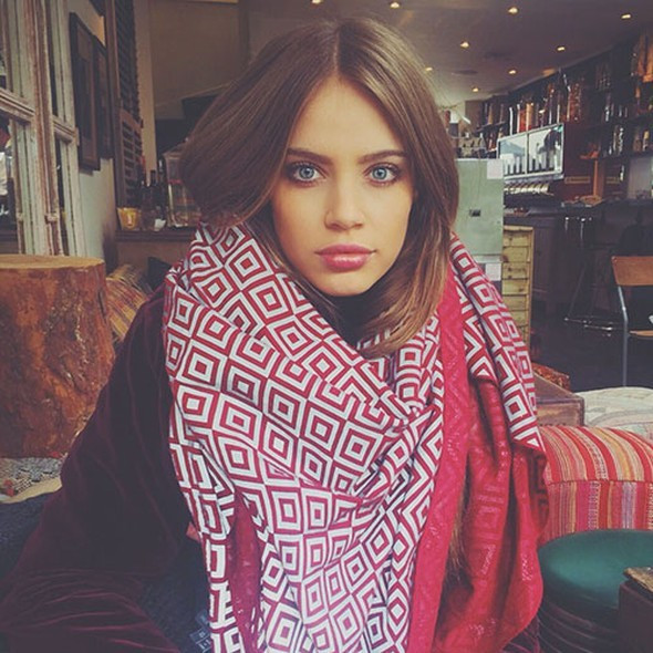 Ünlüleri görünmez yapan fular - Resim: 1