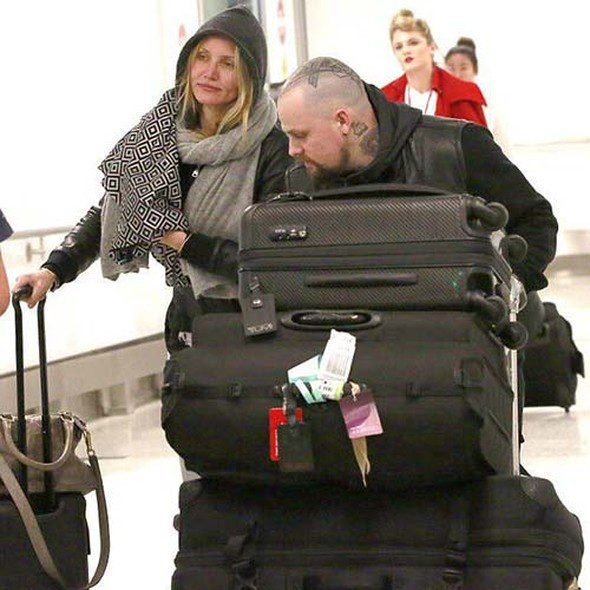 Ünlüleri görünmez yapan fular - Resim: 3