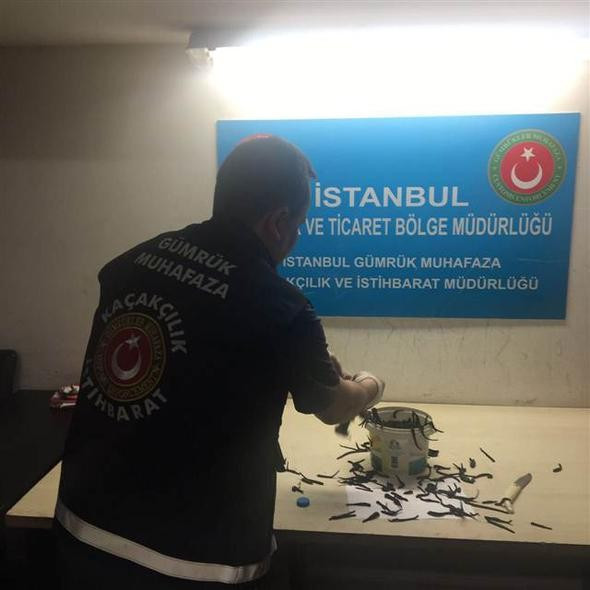 Havalimanı'nda kadın çorabından çıkanlar görenleri şok etti! - Resim: 3