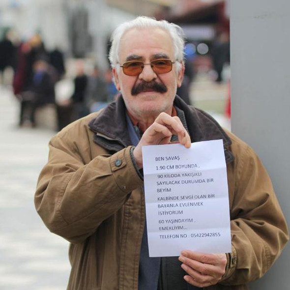 2 yıldır her yere ilanlar yapıştırıyor! Öyle bir nedeni var ki... - Resim: 1