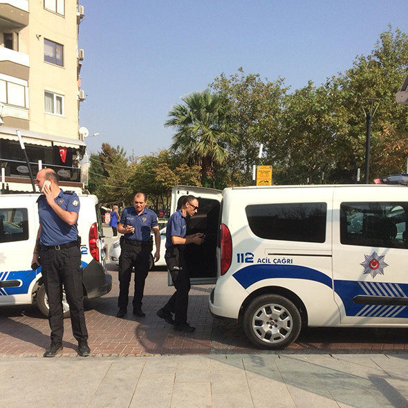 Hareketli anlar: Tacizciyi linçten polis kurtardı! - Resim: 3