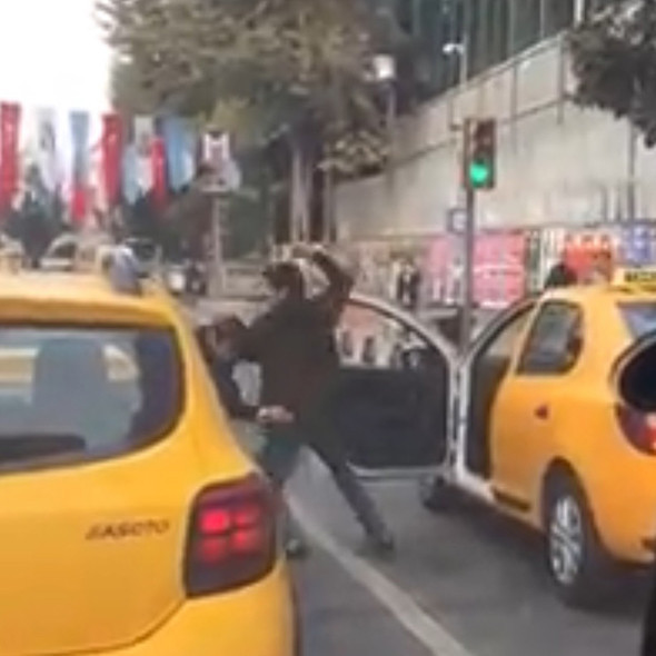 Taksicilerin 'yolcu alma' kavgası böyle görüntülendi! - Resim: 2