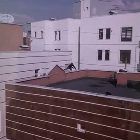 Korkunç görüntü: Damdan dama atlamada feci son! - Resim: 3