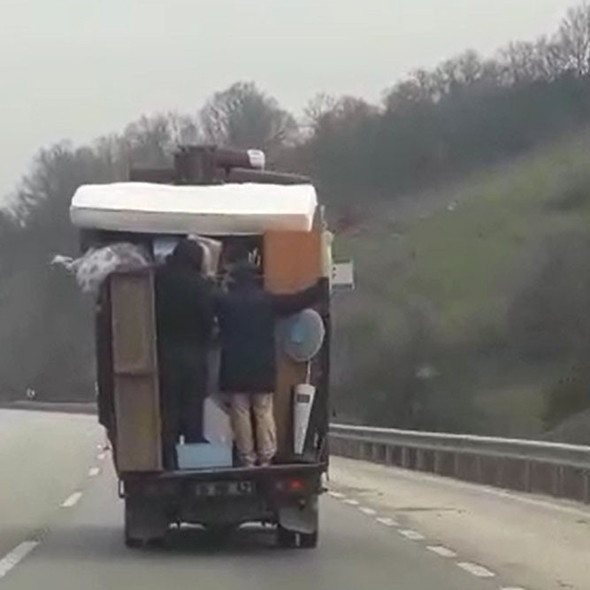 Eşya yüklü kamyonetin arkasında tehlikeli yolculuk! - Resim: 2