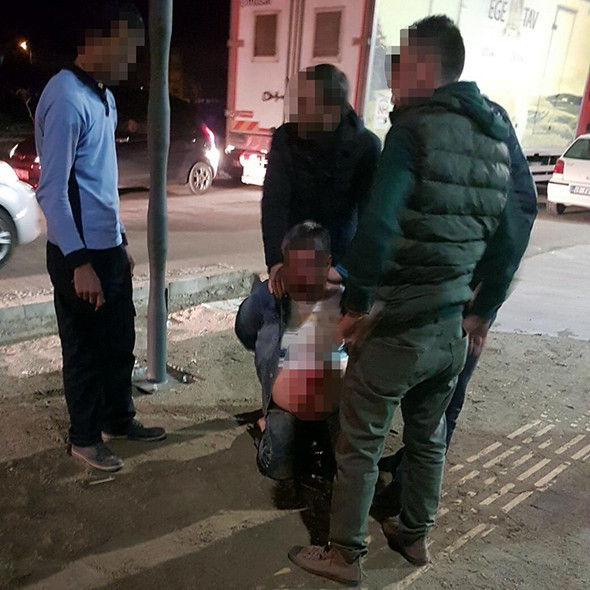 2 yaşındaki kızına göz kırpan kişiyi öldüresiye dövdü! - Resim: 1