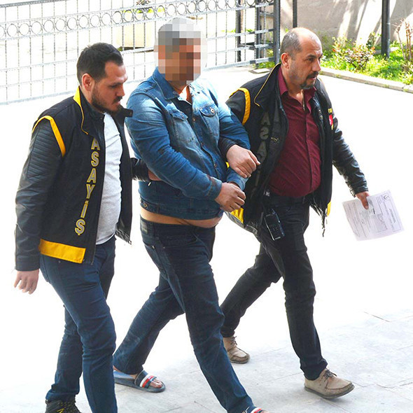 2 yaşındaki kızına göz kırpan kişiyi öldüresiye dövdü! - Resim: 2