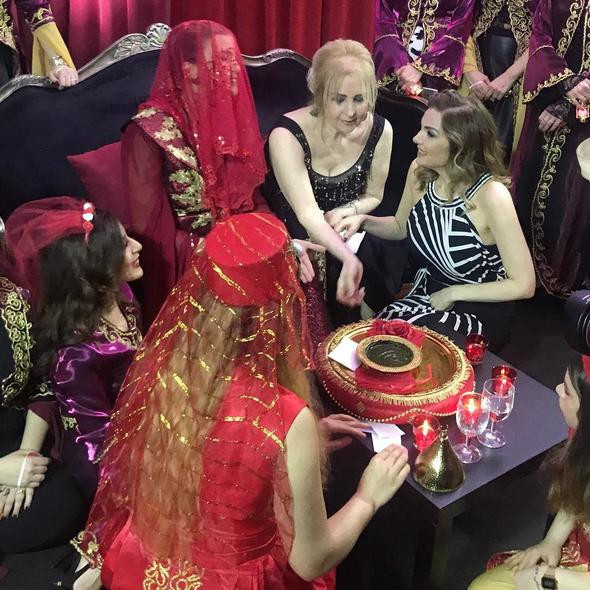 Simge Fıstıkoğlu kına yakıp göbek attı! İşte o kareler - Resim: 4