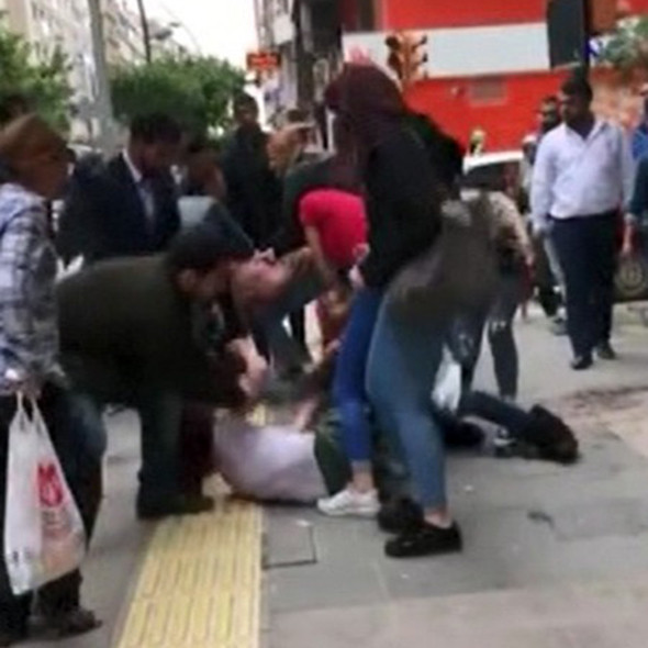 Genç kızların cadde ortasında akıl almaz kavgası! - Resim: 2