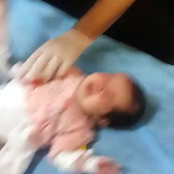 Serumu çıkarmak isterken bebeğin parmağını kesti! - Resim: 1