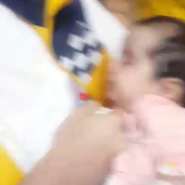 Serumu çıkarmak isterken bebeğin parmağını kesti! - Resim: 3