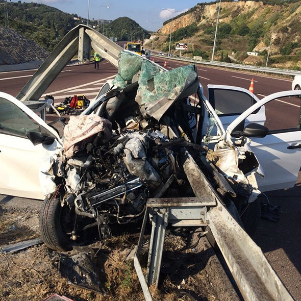 Otobanda bariyerlere ok gibi saplandı: 3 kişi öldü! - Resim: 1