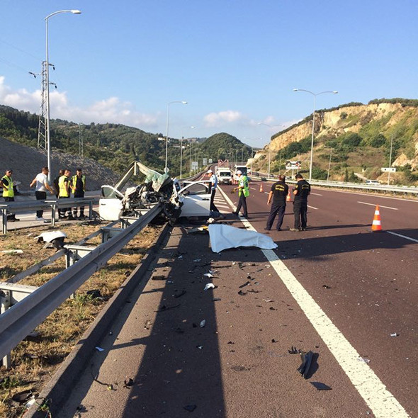 Otobanda bariyerlere ok gibi saplandı: 3 kişi öldü! - Resim: 2