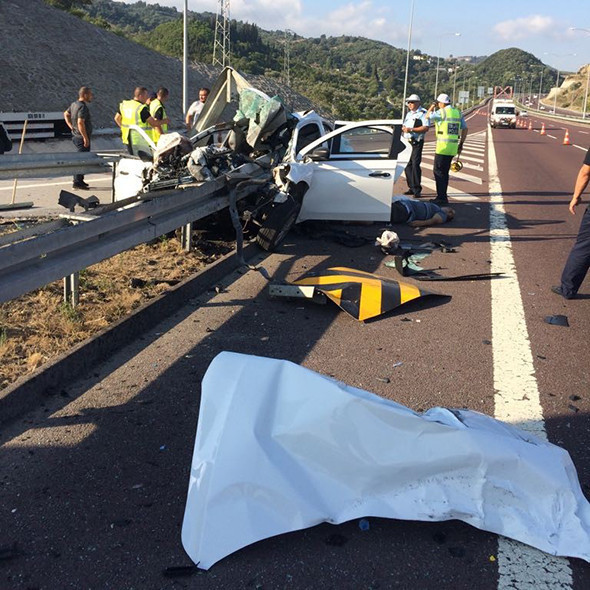 Otobanda bariyerlere ok gibi saplandı: 3 kişi öldü! - Resim: 3